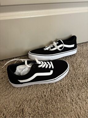 Classic Black & White Vans Low-Top Skate Sneakers